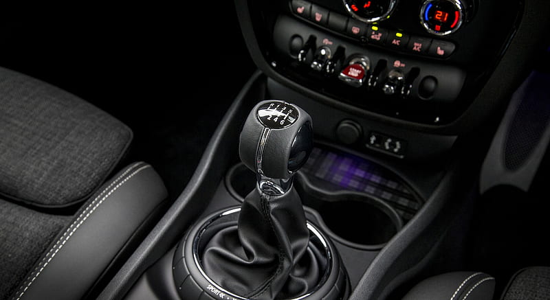 2016 MINI One D Clubman (UK-Spec, 3-Cylinder Turbo Diesel) - Interior, Controls , car, HD wallpaper