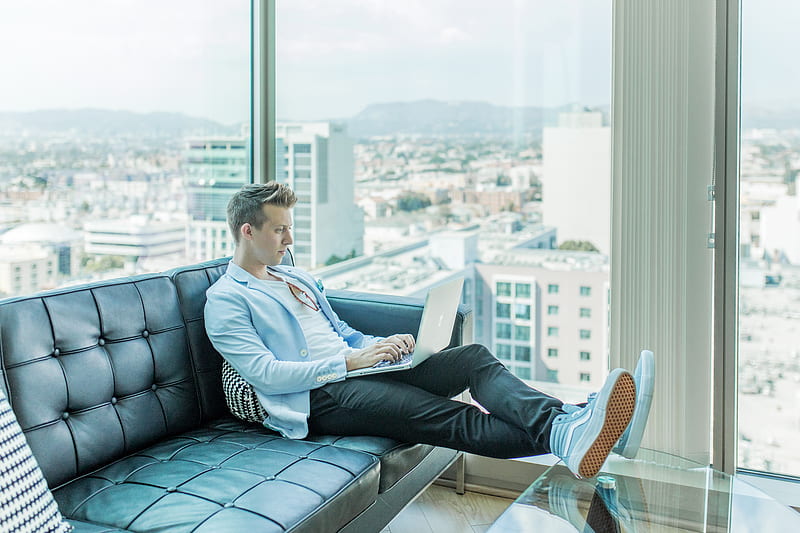 man sitting on sofa while using laptop, HD wallpaper