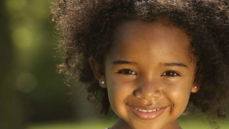 Beautiful Curly Hair African American Little Girl Face In Blur Green Background Cute, HD wallpaper
