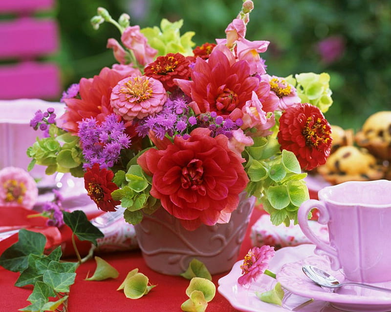 Hermoso arreglo floral, taza, flores, pétalos, floración, Fondo de pantalla  HD | Peakpx