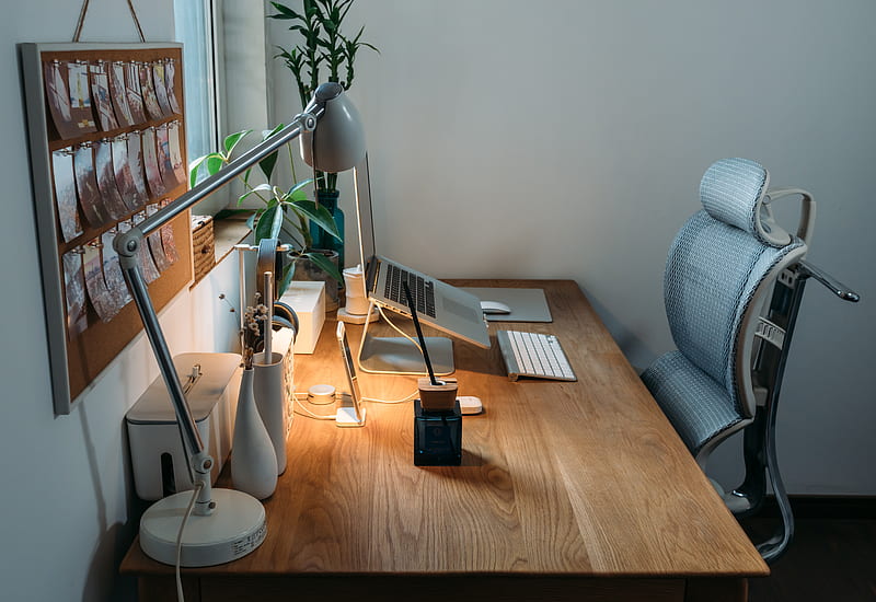 grey desk lamp on top of office desk, HD wallpaper