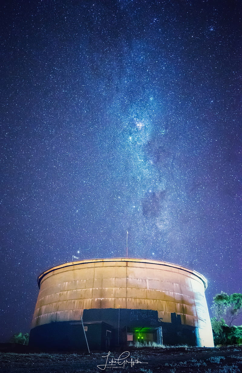 Tank on a Hill, apple, galaxy, iphone, milky-way, night, samsung, stars, structure, water, HD phone wallpaper