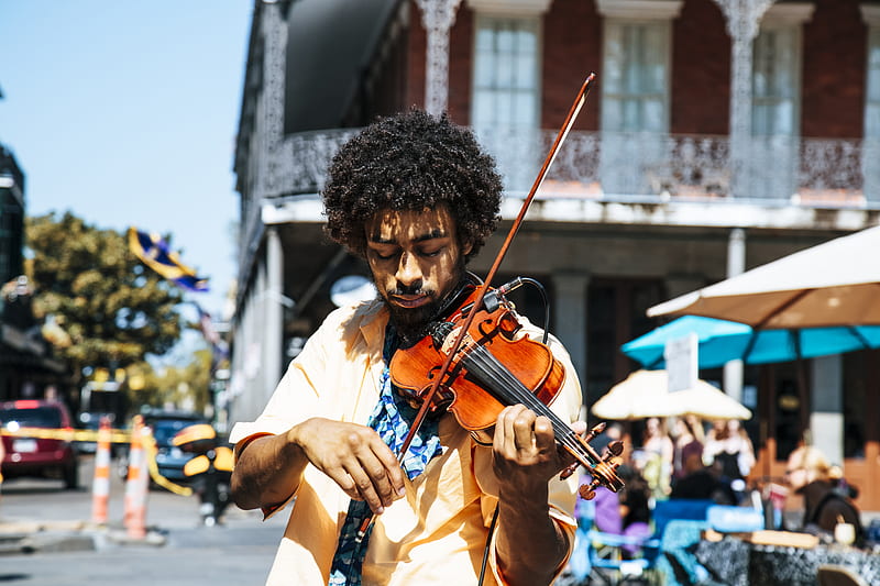 A man playing the violin or fiddle on the streets in New Orleans in the French Quarter, HD wallpaper