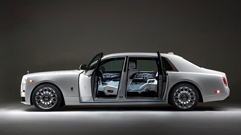 Elegant 2022 RollsRoyce Phantom Available to Wyoming Drivers