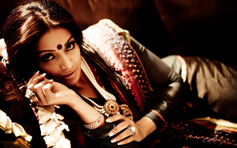 Bipasha Basu, Indian actress portrait, sari, traditional Indian clothes, beautiful woman, Bollywood, HD wallpaper