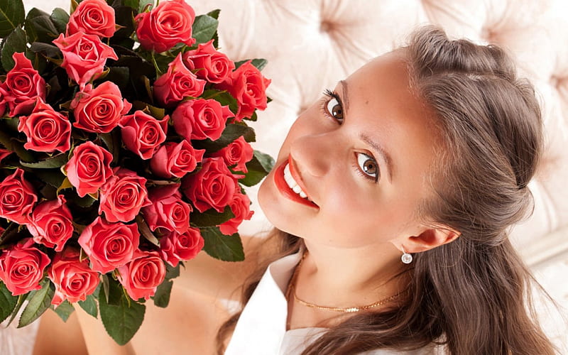 Belleza con ramo rojo, niña, maquillaje, flores, sonrisa, rosas, ojos,  Fondo de pantalla HD | Peakpx