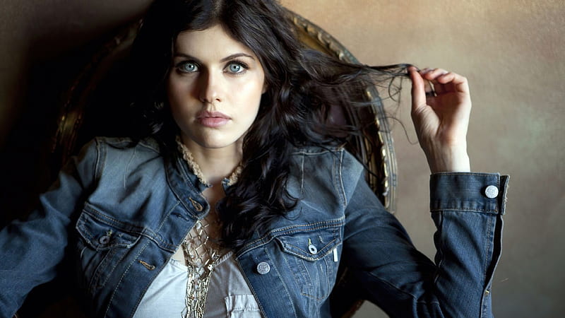 Alexandra Daddario Is Wearing White Top And Jean Coat And Leaning Back On A Wall 2020 Actress Celebrities, HD wallpaper