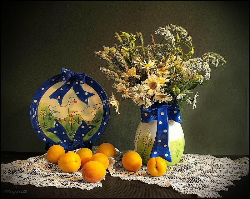 Country charm, nectarines, porceline, lace, ducks, yellow, vase, bonito, ribbons, fruit, ferns, painting, flowers, blue, china, daisies, charming, plate, daisy, HD wallpaper