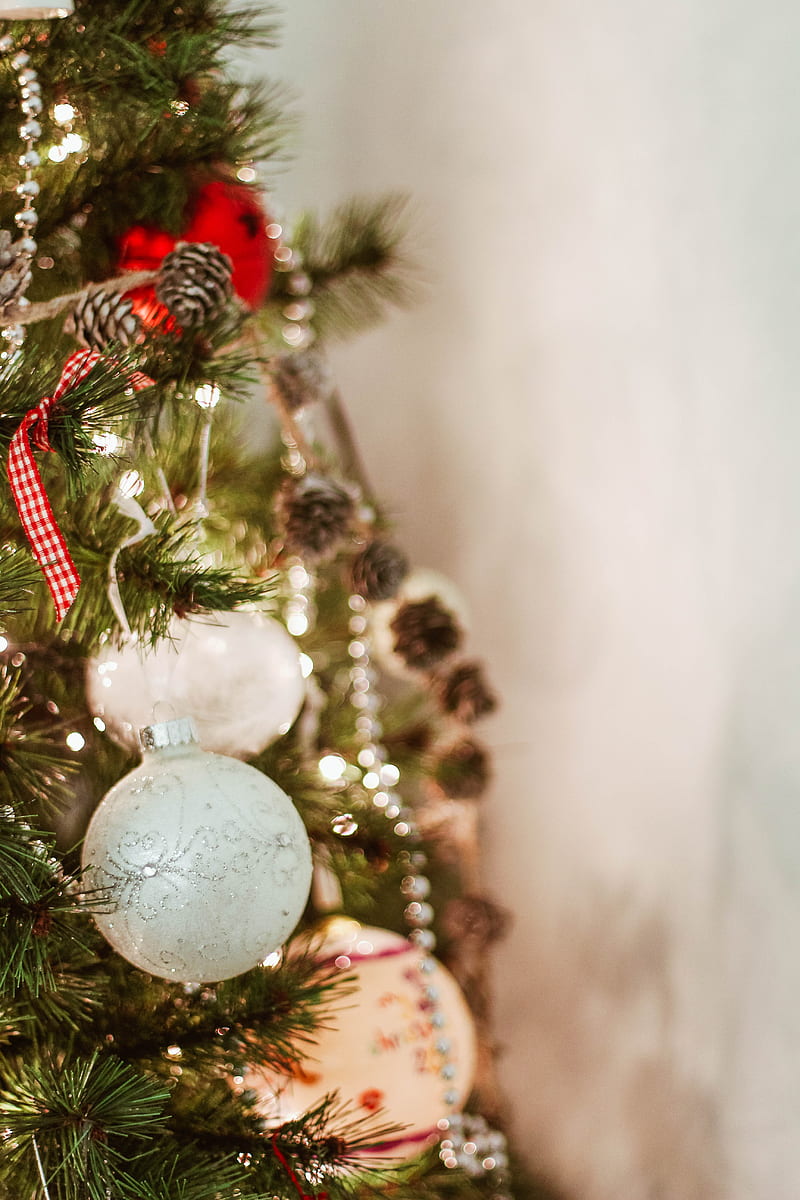 brown pinecone Christmas tree decor in macro shot, HD phone wallpaper