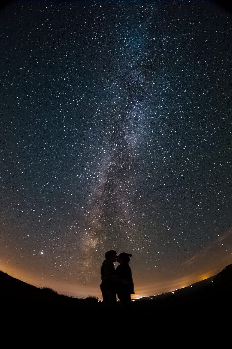 silhouette of 2 person standing under starry night, HD phone wallpaper