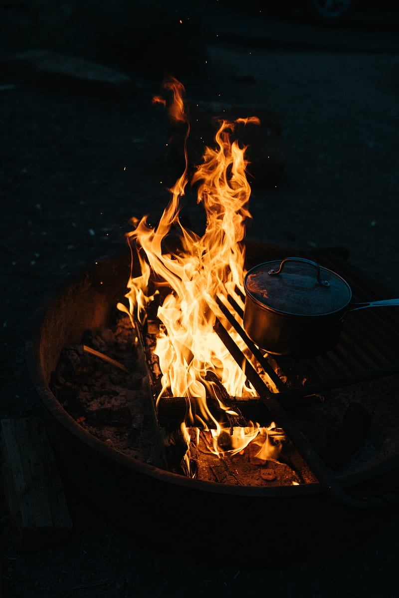 campfire, camping, fire, dishes, night, HD phone wallpaper