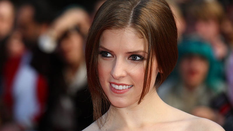 Smiling Anna Kendrick With Blur Background Of People Anna Kendrick, HD wallpaper