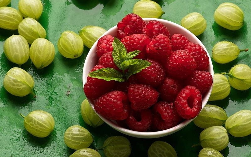Raspberry vs Gooseberry, red, delicious, food, fruits, bonito, green, summer, flavour, raspberry, gooseberry, HD wallpaper