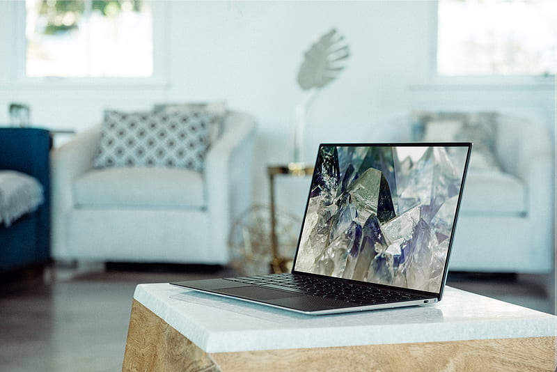 macbook pro on brown wooden table, HD wallpaper