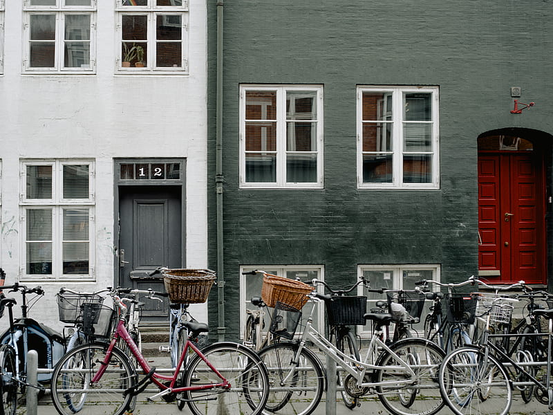 assorted-colored bikes parking near white and gray building during daytime, HD wallpaper