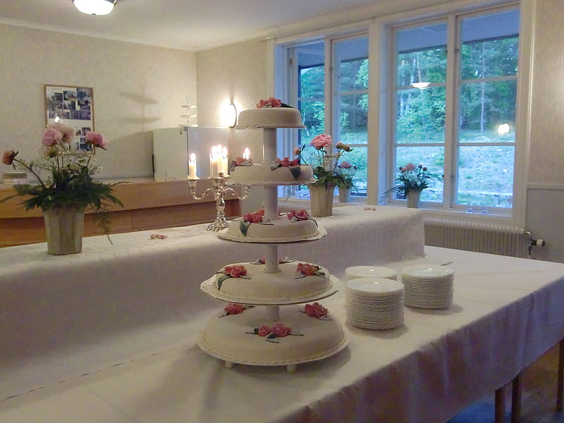 Wedding Cake, cake, table, windows, flowers, plates, wedding, HD wallpaper