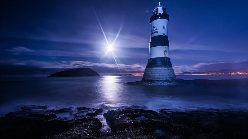 Trwyn Du Lighthouse (Penmon Lighthouse) at Night, horizon, ocean, sky, lighthouse, sea, beacon, calm, water, towers, HD wallpaper
