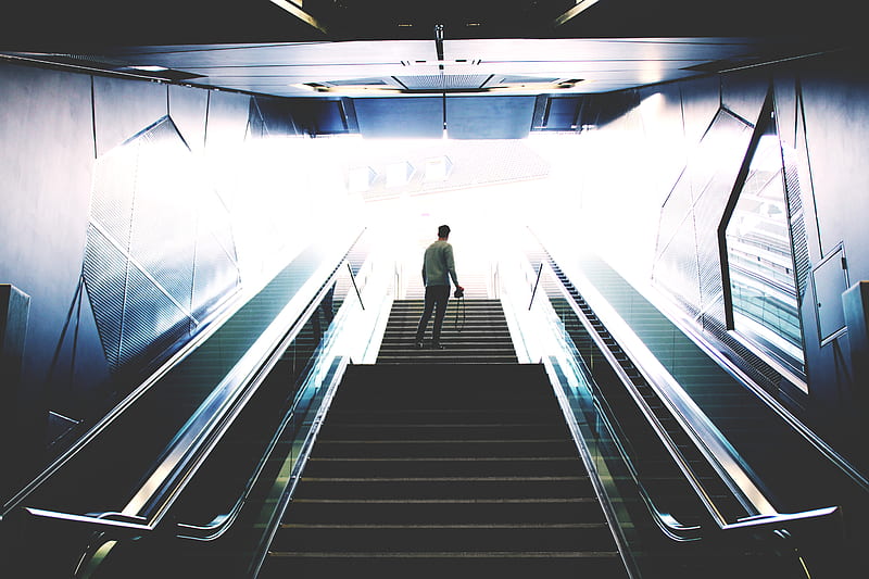 man standing on escalator, HD wallpaper