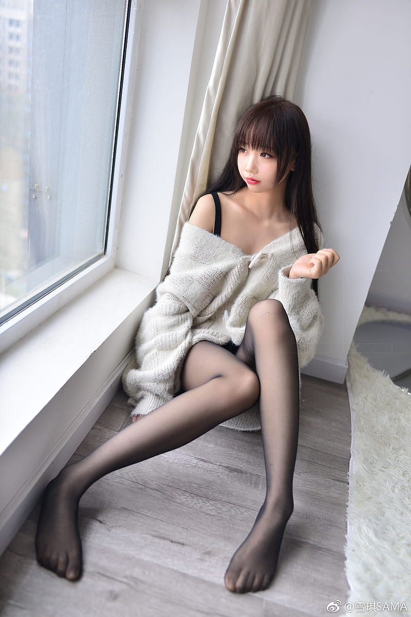 Girlfriend (beta), Asian, women, model, legs, feet, dark hair, lipstick, looking out window, women indoors, indoors, pantyhose, sitting, on the floor, pointed toes, Chinese, Weibo, black pantyhose, Chinese model, HD phone wallpaper
