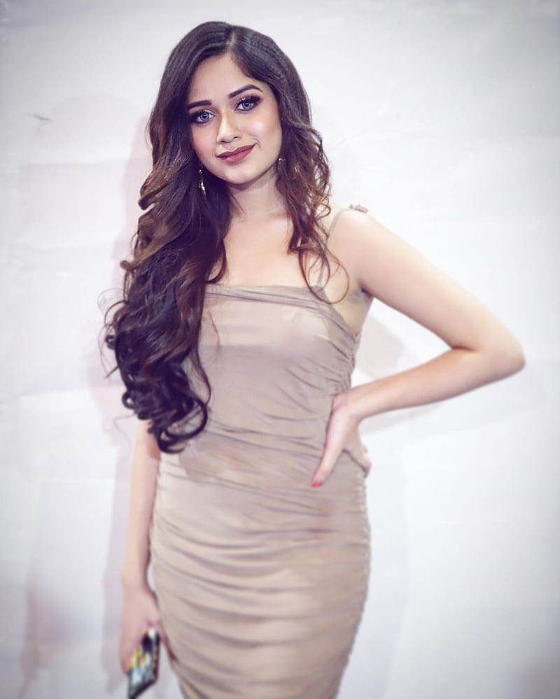 Jannat Zubair Rahmani is all about princess vibes in dark red strapless  bodycon dress, check out
