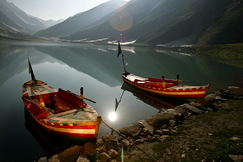 Saif ul Muluk Lake Pakistan, boats, cool, in lake saif-ul-muluk, pakistan, HD wallpaper