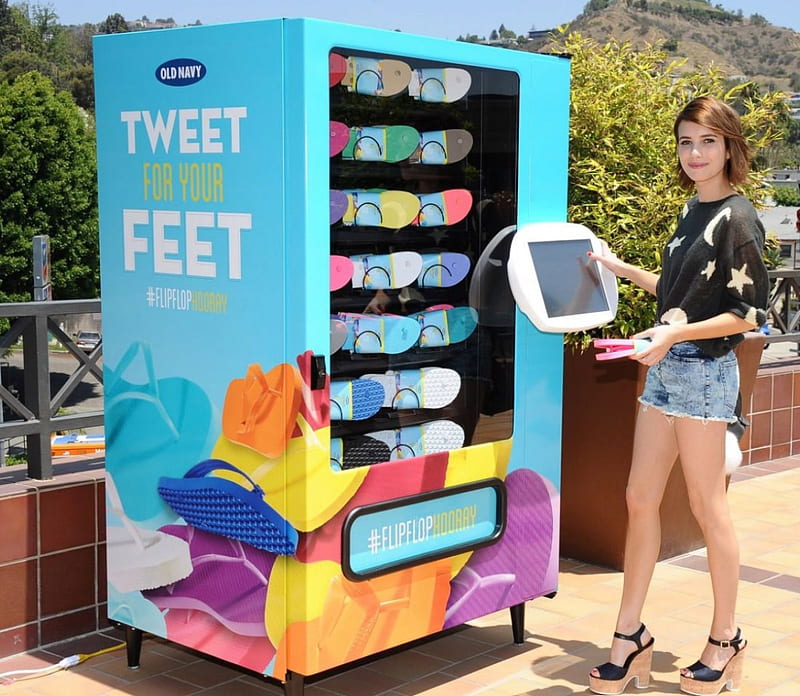 Emma Roberts shopping for flip flops, cute, girl, teen, hot, sexy, HD wallpaper