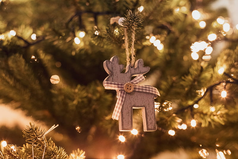 selective focus of brown deer ornament on Christmas tree with turned-on string lights, HD wallpaper