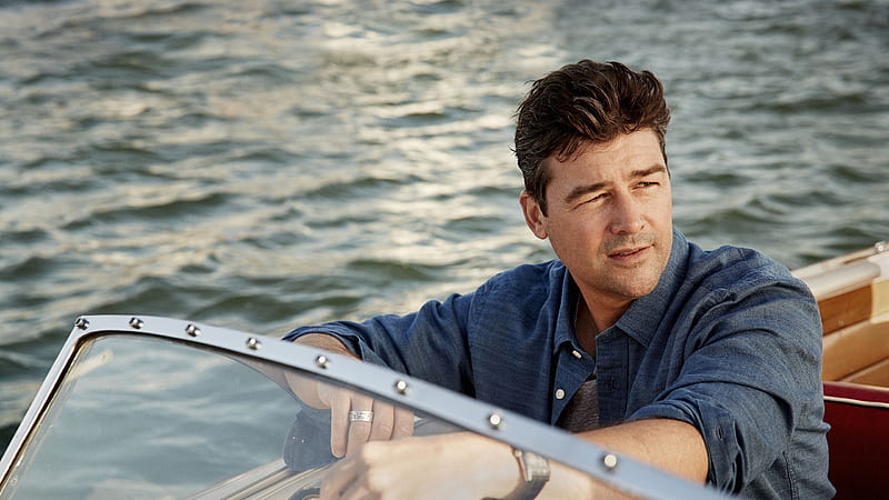 Actor Kyle Chandler Is Driving A Boat Kyle Chandler, HD wallpaper