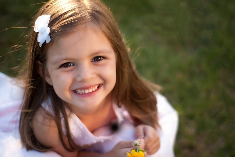 Niñita Bonita Césped Adorable Atractivo Dulce Bonito Belleza Cara Niño Fondo De