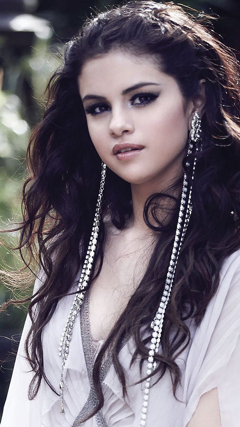 Beautiful Selena Gomez in white , cute, celebrity, selena gomez, girl, HD phone wallpaper