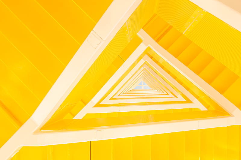 Yellow geometric staircase in contemporary apartment, HD wallpaper