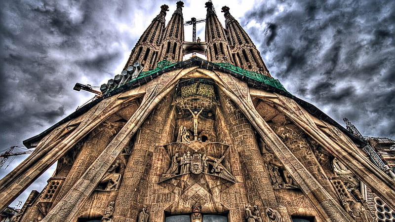 Gaudi's sagrada familia church in barcelona r, spires, r, church, clouds, construction, HD wallpaper