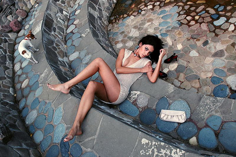 Rest at the border of a fountain, border, rest, fountain, take off, purse, woman, stones, shoes, dog, HD wallpaper