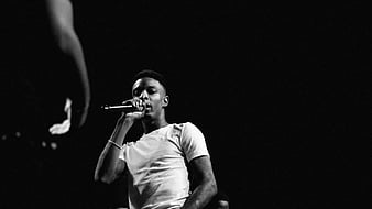 21 Savage Is Wearing Red Shirt And Blue Jeans Walking On Road 21 Savage, HD  wallpaper