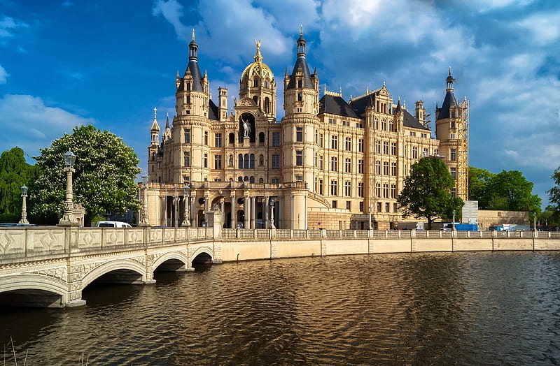 Castle of Schwerin, Germany, river, bridge, building, carros, clouds, sky, HD wallpaper