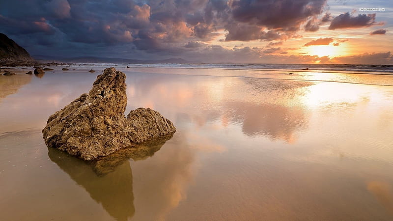 outstandng beachscape, beach, rocks, sunset, clouds, HD wallpaper