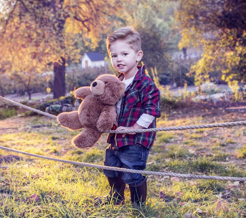 Замечательный малыш. Ребенок с игрушечной птицей. Мальчик с игрушечным медведем. Маленький мальчик с игрушечным оленем.