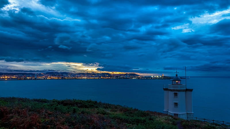 beacon on the bay, city, dusk, clouds, bay, lighthouse, lights, HD wallpaper