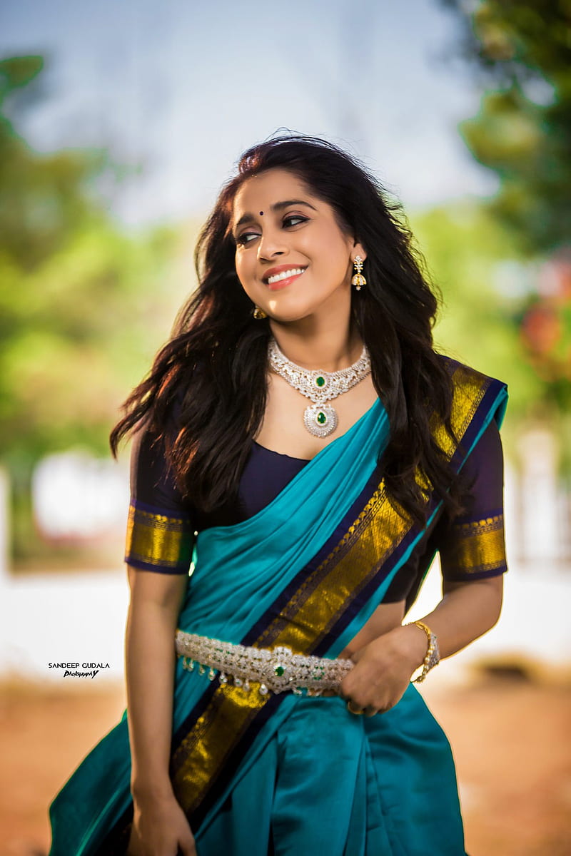 Rashmi, smiling, saree, anchor, HD phone wallpaper | Peakpx