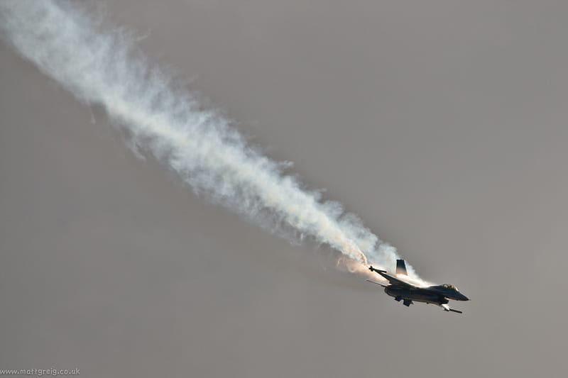 F-16 Descent, fighter, air show, jet, smoke, f-16, HD wallpaper