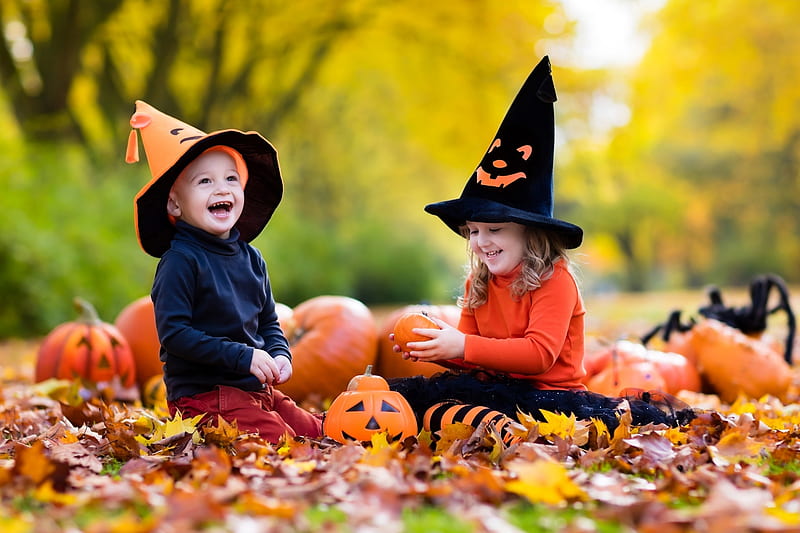 Happy Halloween!, witch, autumn, orange, halloween, children, hat, leaf, cute, boy, girl, pumpkin, copil, couple, HD wallpaper