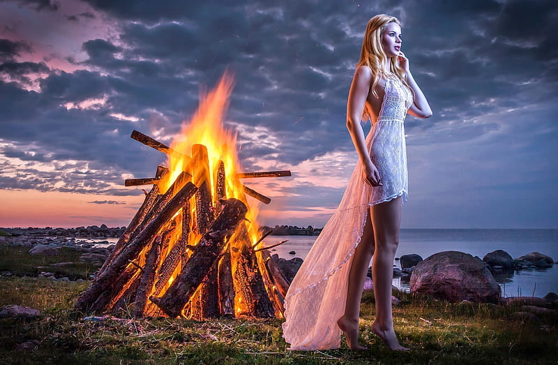 Alone Girl Standing Near Fire, alone, girls, model, graphy, outdoor, HD wallpaper