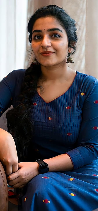 Rajisha vijayan Photos : சிக்குன்னு சேலையில்! கவர்ச்சிக்கு குறைவைக்காத  கர்ணன் பட நடிகை ரஜிஷாவின் ஹாட் போட்டோஸ் | Rajisha vijayan hot photoshoot in  saree