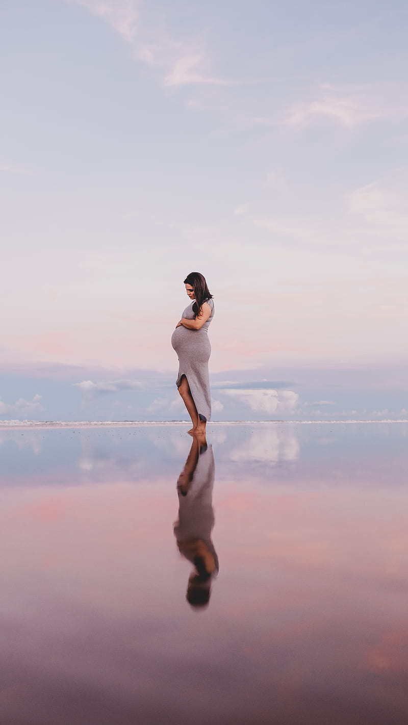 pregnant woman on beach , pregnancy, mom, motherhood, baby bump, HD phone wallpaper
