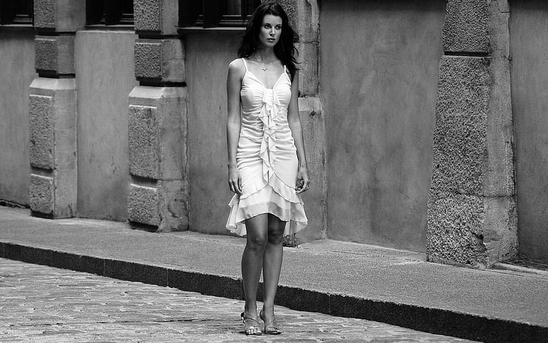 Afternoon Stroll, dress, model, cobblestone, strolling, bonito, white, street, HD wallpaper