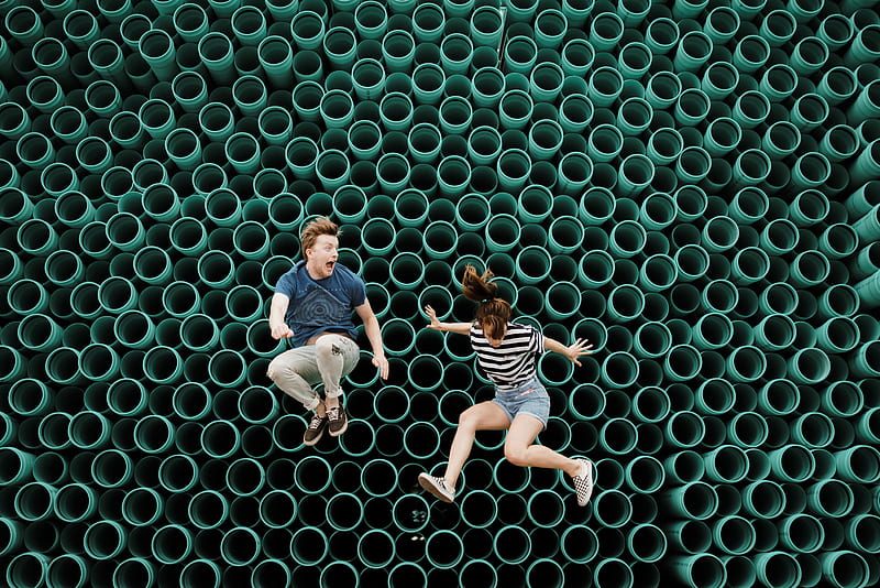 minimalist graphy of man and woman jumping in front of tube wall, HD wallpaper