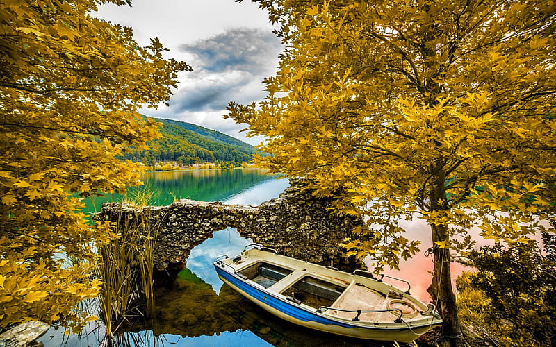 Abandoned boat in autumn, fall, golden, bonito, trees, lake, mountain, tranquil, boat, calm, serenity, season, abandoned, HD wallpaper