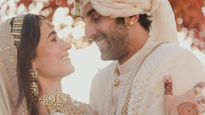 Alia Bhatt wore an elegant Sabyasachi sari for her wedding with Ranbir Kapoor, HD wallpaper