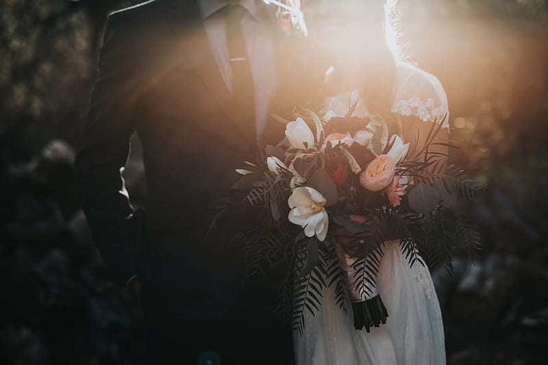 groom beside bride holding bouquet flowers, HD wallpaper