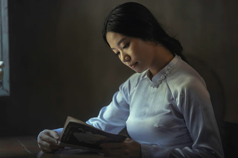 woman wearing gray long-sleeved tops reading book, HD wallpaper